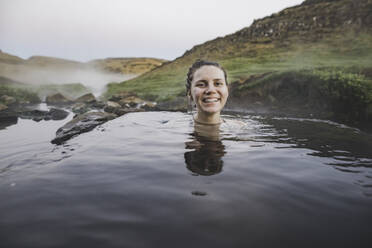 Frau beim Baden im Hotpool in Island - TETF00730