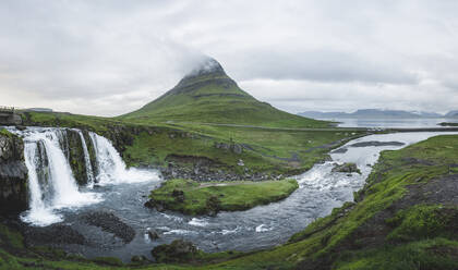 Wasserfall Kirkjufellsfoss bei Kirkjufell in Island - TETF00741