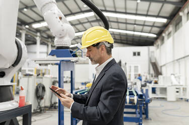 Ingenieur mit Tablet-PC in der Fabrik stehend - JCCMF05605