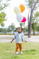 Nettes Mädchen mit Luftballons im Park - PGF01036