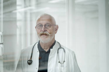 Oberarzt mit Schnurrbart und Brille in einer medizinischen Klinik - JOSEF07349