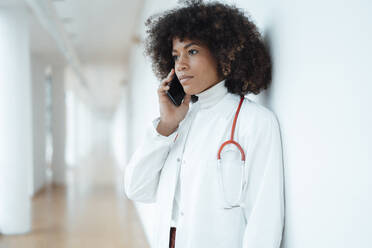 Mitarbeiter des Gesundheitswesens telefoniert im Krankenhaus mit einem Smartphone - JOSEF07511