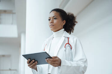 Arzt mit Tablet-Computer in einer medizinischen Klinik - JOSEF07514