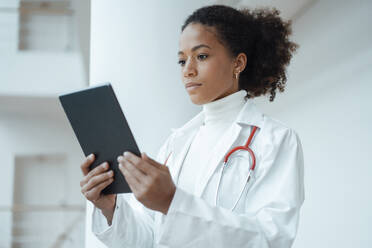 Mitarbeiter des Gesundheitswesens verwendet Tablet-PC im Krankenhaus - JOSEF07515
