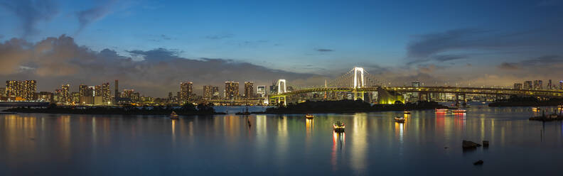 Japan, Region Kanto, Tokio, Langzeitbelichtung der Bucht von Tokio in der Abenddämmerung mit der Regenbogenbrücke im Hintergrund - FOF12962