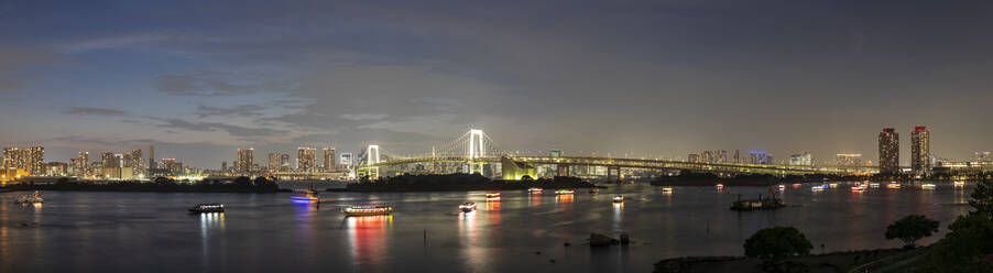 Japan, Region Kanto, Tokio, Langzeitbelichtung der Bucht von Tokio in der Abenddämmerung mit der Regenbogenbrücke im Hintergrund - FOF12967