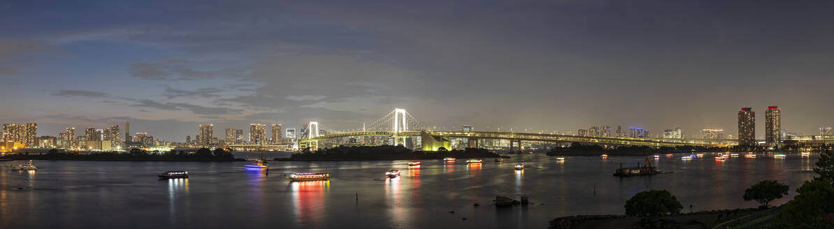 Japan, Kanto Region, Tokyo, Long exposure of Tokyo Bay at dusk with Rainbow Bridge in background - FOF12967