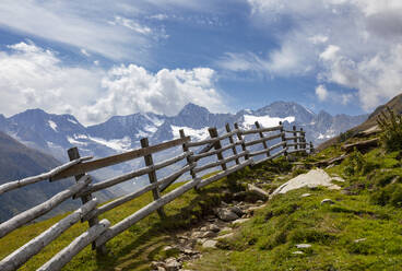 Hölzerner Weidezaun in den Otztaler Alpen - WWF06196