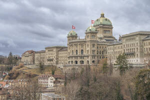 Schweiz, Kanton Bern, Bern, Außenansicht des Bundeshauses im Herbst - KEBF02255