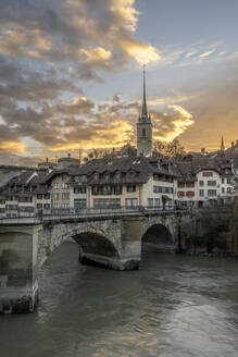 Schweiz, Kanton Bern, Bern, Untertorbrücke in der Abenddämmerung mit Glockenturm der Nydeggkirche im Hintergrund - KEBF02257