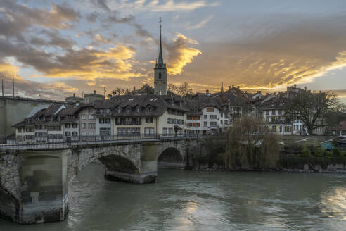 Schweiz, Kanton Bern, Bern, Untertorbrücke in der Abenddämmerung mit Glockenturm der Nydeggkirche im Hintergrund - KEBF02258