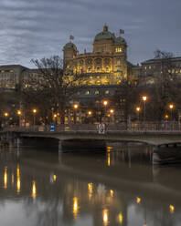 Schweiz, Kanton Bern, Bern, Dalmazi-Brücke in der Abenddämmerung mit Bundeshaus im Hintergrund - KEBF02259