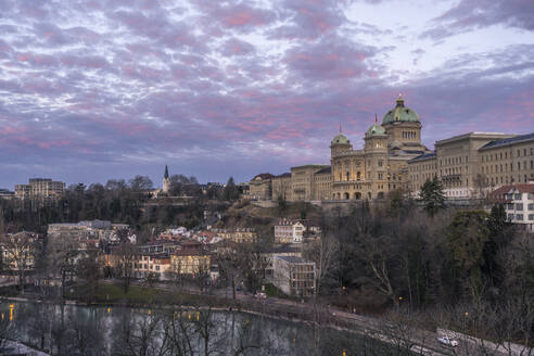 Switzerland, Canton of Bern, Bern, Aare river canal and Federal Palace at autumn dusk - KEBF02263