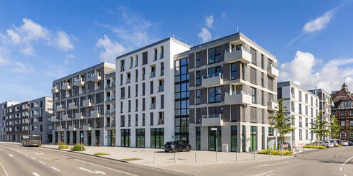 Deutschland, Baden-Württemberg, Esslingen am Neckar, Straße vor modernen Wohnungen - WDF06851