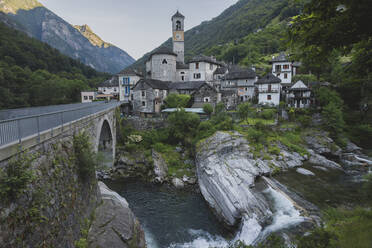 Glockenturm an Brücke und Fluss im Tessin, Schweiz - TETF00759