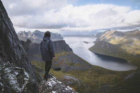 Junger Mann beim Wandern auf einem Berg in Norwegen - TETF00763