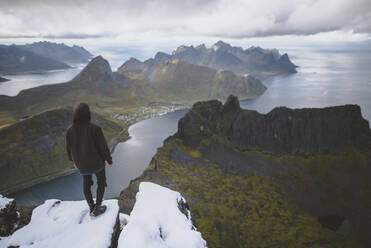 Junger Mann beim Wandern auf einem Berg in Norwegen - TETF00764