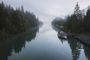 Austria, Plansee, Lake Plansee and wooden pier in fog at Austrian Alps - TETF00777