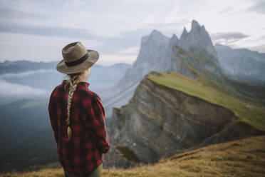 Italien, Dolomiten, Berg Seceda, Frau schaut auf malerische Aussicht auf den Berg Seceda in den Dolomiten bei Sonnenaufgang - TETF00786