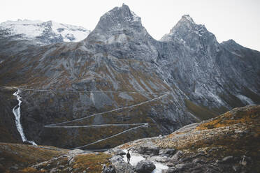 Norwegen, Andalsnes, Trollstigen, Mann betrachtet Aussicht auf Trollstigen Straße - TETF00789