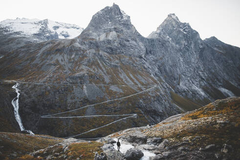 Norwegen, Andalsnes, Trollstigen, Mann betrachtet Aussicht auf Trollstigen Straße - TETF00789