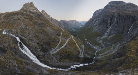 Norwegen, Andalsnes, Trollstigen, Panoramablick auf den Trollstigen in Norwegen bei Sonnenaufgang - TETF00790