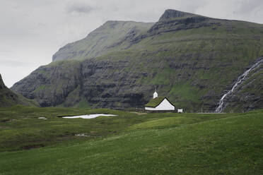 Dänemark, Kleine Kirche in grüner Landschaft mit Bergen - TETF00791