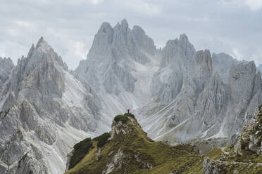 Italien, Südtirol, Belluno, Sextener Dolomiten, Cadini di Misurina, Karge Berge an bewölktem Tag - TETF00799
