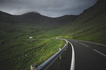 Dänemark, Färöer Inseln, Vagar, Sorvagur, Straße durch grüne Landschaft - TETF00801