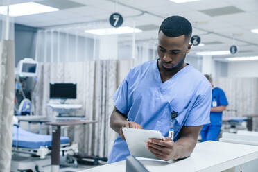 Krankenschwester benutzt digitales Tablet im Krankenhaus - TETF00808