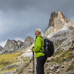 Frau beim Wandern in den Dolomiten, Südtirol, Italien - TETF00812
