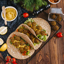 Falafel-Wraps mit Zutaten - TETF00836