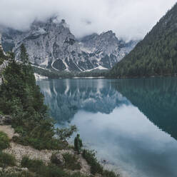 Italien, Berge reflektierend in Pragser Wildsee in Dolomiten - TETF00840
