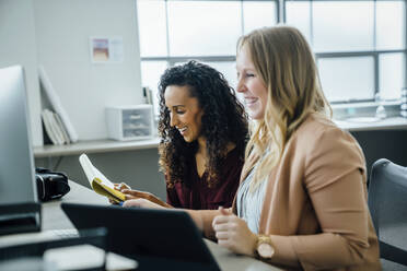 Lächelnde Frauen am Computer im Büro - TETF00856