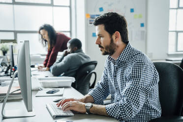 Man using computer in office - TETF00862