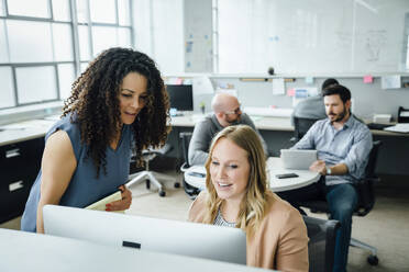 Women using computer in office - TETF00870