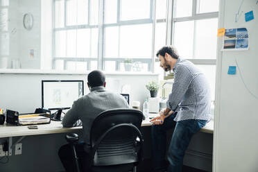 Männer am Computer im Büro - TETF00876