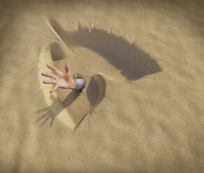 Hand, die aus lungenförmigem Sand greift - TETF00903