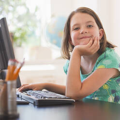 Porträt eines Mädchens (6-7) am Computer im Klassenzimmer - TETF00910