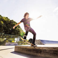 Man skating in skatepark - TETF00912