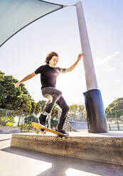 Man skating in skatepark - TETF00935