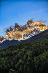 Wald zwischen Berggipfeln in den Dolomiten, Italien - TETF00960