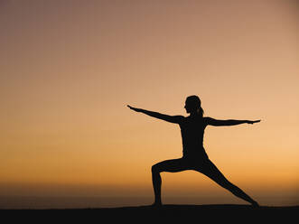 Silhouette einer Frau beim Yoga - TETF00979
