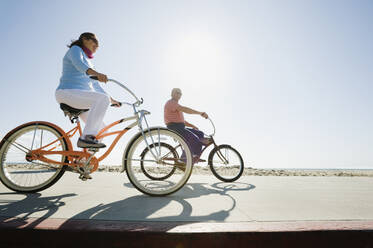 Couple riding bicycles - TETF00981