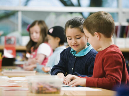 Kindergartenkinder im Klassenzimmer - TETF00982