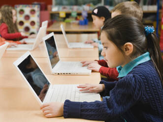 Kindergartenkinder arbeiten an Laptops - TETF00983