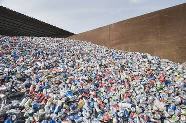 Stapel von Aluminiumdosen in einer Recyclinganlage - TETF00985