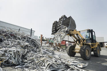 Bagger kippt wiederverwertbares Metall - TETF00986