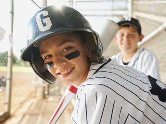 USA, Kalifornien, Ladera Ranch, Jungen (10-11) vom Baseballteam der Little League auf dem Unterstand - TETF00996