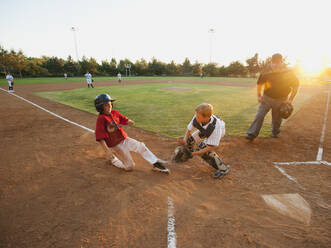 USA, Kalifornien, Ladera Ranch, Jungen (10-11) spielen Baseball - TETF01001